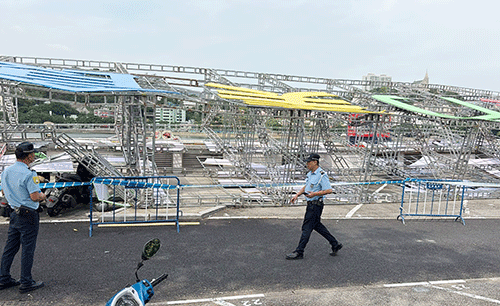 美食節棚架倒塌惹驚魂