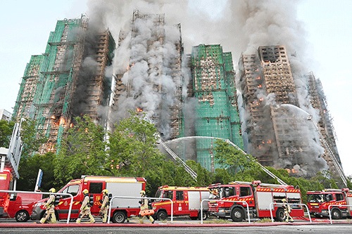 港屋邨發生五級大火 已釀36死279人失聯